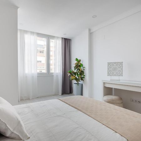 Light-Filled, Fully Renovated Apt Near Belem, By Timecooler Lisbon Bagian luar foto