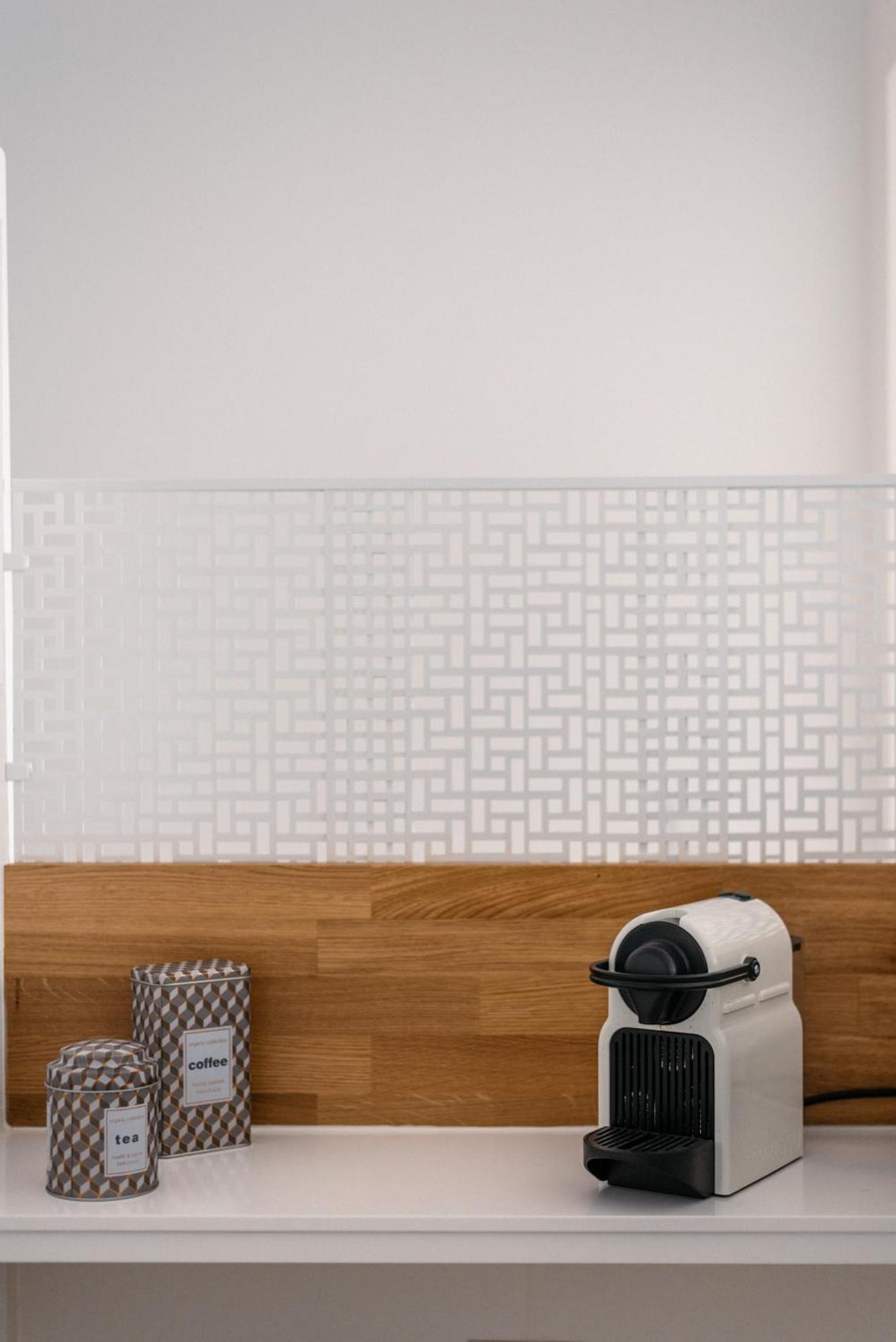 Light-Filled, Fully Renovated Apt Near Belem, By Timecooler Lisbon Bagian luar foto