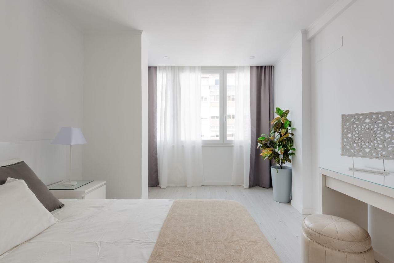 Light-Filled, Fully Renovated Apt Near Belem, By Timecooler Lisbon Bagian luar foto