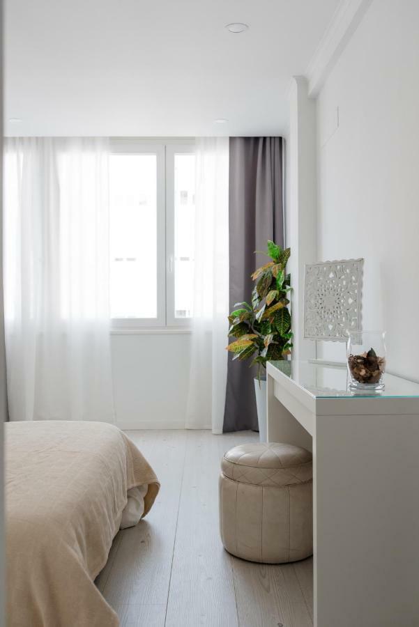 Light-Filled, Fully Renovated Apt Near Belem, By Timecooler Lisbon Bagian luar foto