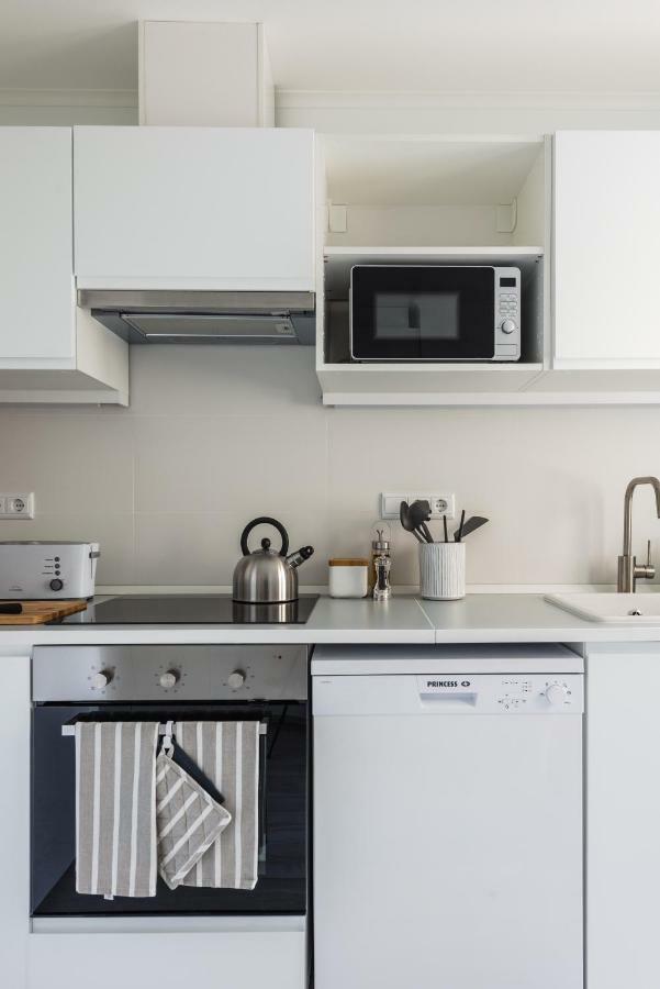 Light-Filled, Fully Renovated Apt Near Belem, By Timecooler Lisbon Bagian luar foto