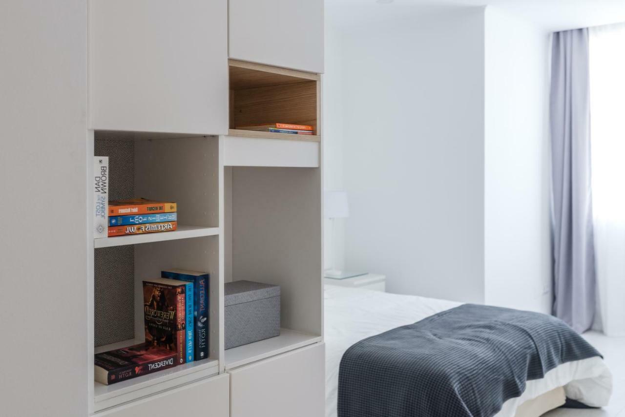 Light-Filled, Fully Renovated Apt Near Belem, By Timecooler Lisbon Bagian luar foto